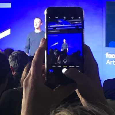 Mark Zuckerberg lors de son intervention, hier soir, devant une centaine de personnes au siège de Facebook