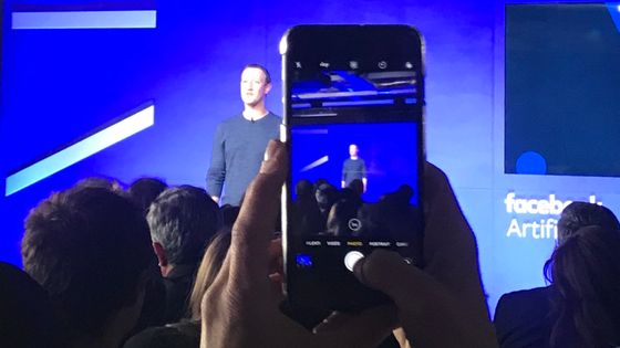 Mark Zuckerberg lors de son intervention, hier soir, devant une centaine de personnes au siège de Facebook ©Radio France - Hélène Chevallier