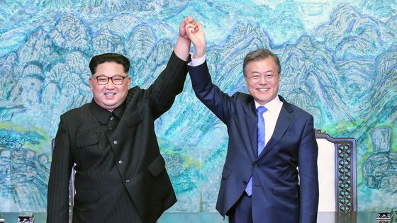 Kim Jong Un (Corée du Nord) et Moon Jae-in (Corée du Sud) le 27 avril 2018 à Panmunjom ©Getty - Pool