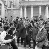 Daniel Cohn-Bendit (C-micro à la main), fondateur du "Mouvement du 22 mars" et l'un des leaders du "Mai 68", s'adresse à des étudiants 03 mai 1968 devant l'université de Paris-Sorbonne.
