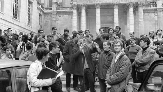 Daniel Cohn-Bendit (C-micro à la main), fondateur du "Mouvement du 22 mars" et l'un des leaders du "Mai 68", s'adresse à des étudiants 03 mai 1968 devant l'université de Paris-Sorbonne. ©AFP - UPI