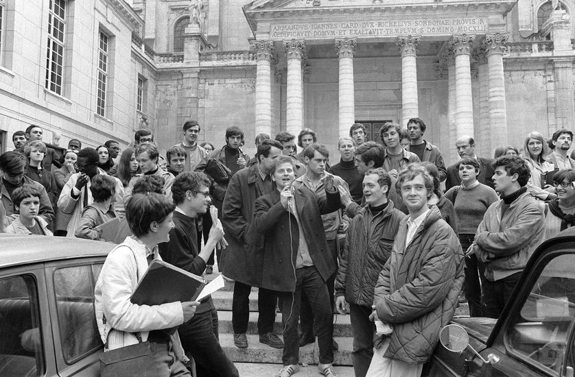 Daniel Cohn-Bendit (C-micro à la main), fondateur du "Mouvement du 22 mars" et l'un des leaders du "Mai 68", s'adresse à des étudiants 03 mai 1968 devant l'université de Paris-Sorbonne.