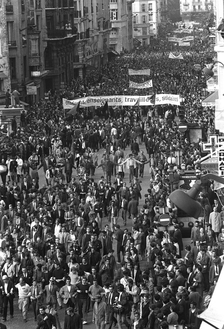 Les étudiants et les ouvriers défilent derrière la même banderole, le 13 mai 1968.