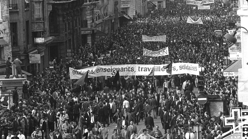 Les étudiants et les ouvriers défilent derrière la même banderole, le 13 mai 1968.