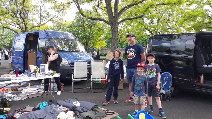 De nombreuses familles avaient réservé un stand pour cette brocante du Secours Populaire à Clermont-Ferrand.