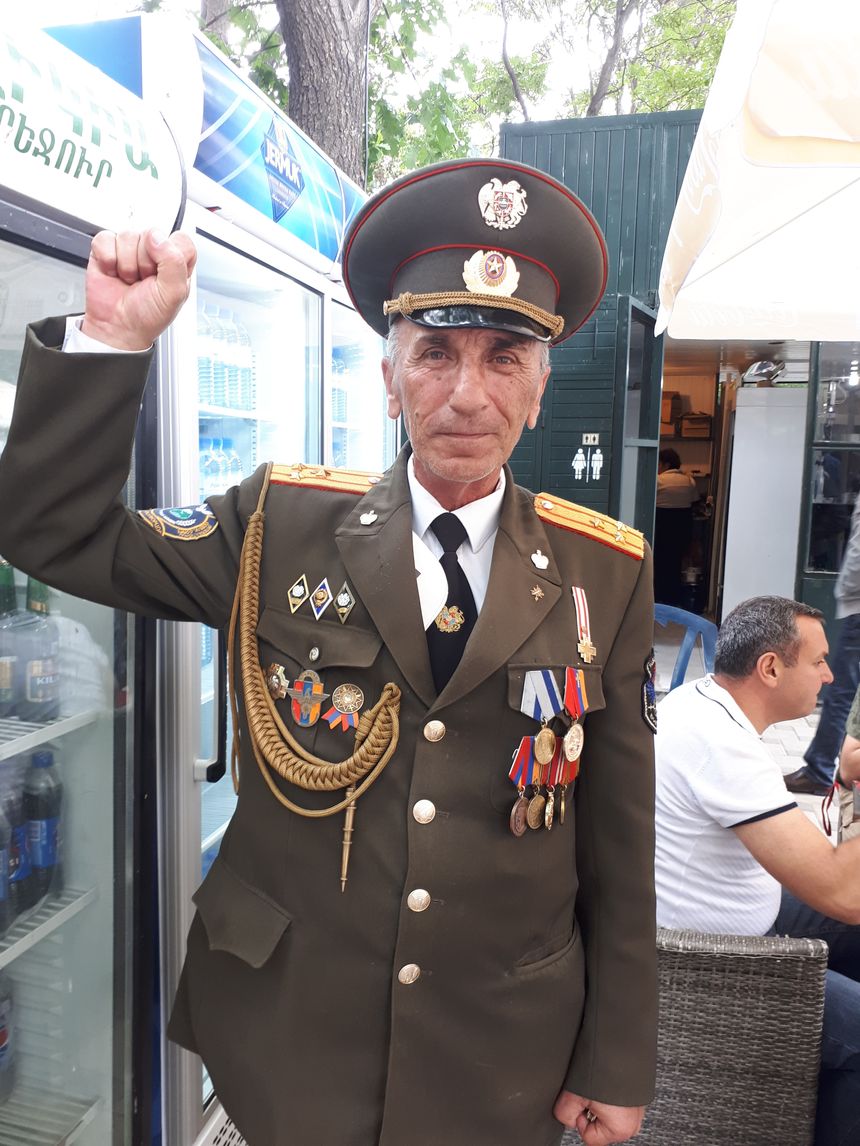 L'un des partisans de Nikol Pachinian mardi 8 mai place de la République à Erevan.