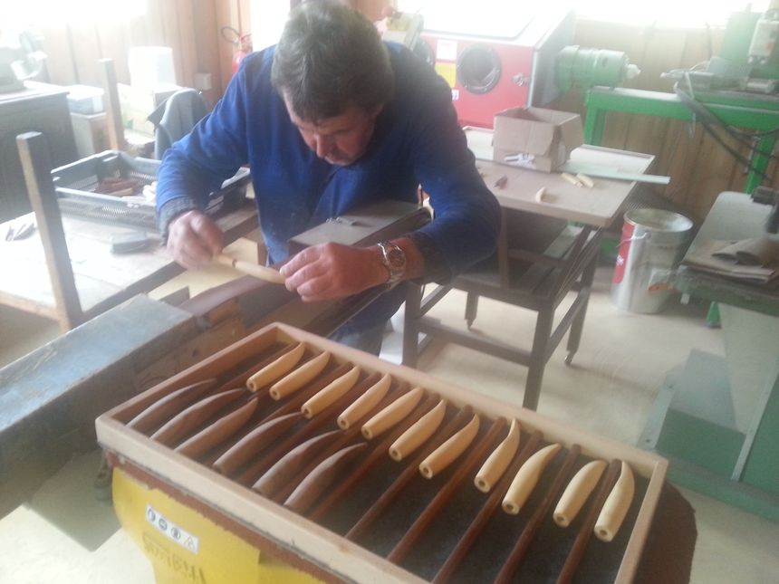 Patrick au ponçage du manche en bois