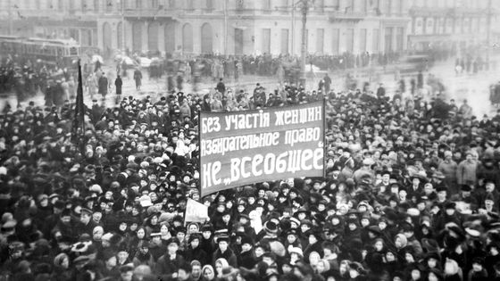 Manifestation pour le droit de vote des femmes sur la perspective Nevski, Saint-Pétersbourg (Russie), le 8 mars 1917 ©AFP - Leemage