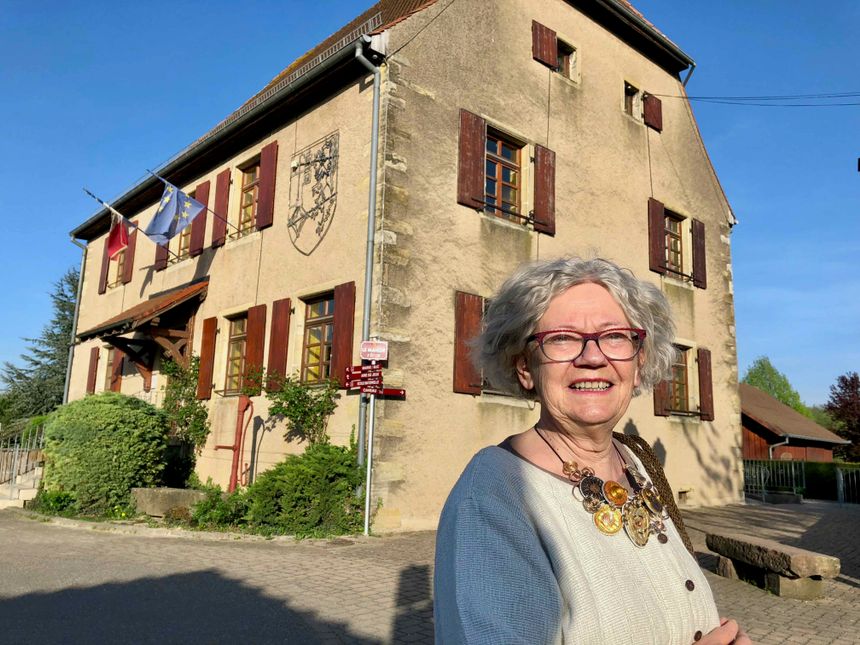Steinbrunn-le-haut, Mireille Salziger devant la MJC-Mairie