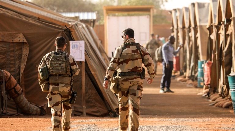 Soldats français dans le camp de la mission Barkhane à l'aéroport de Niamey en décembre 2017.