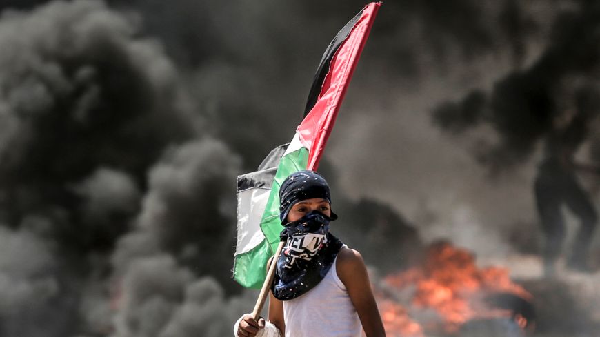 Un Palestinien manifeste à la frontière entre la bande de Gaza et Israël, le 14 mai 2018.