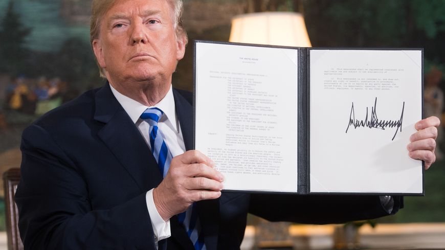 Le président américain Donald Trump signe le rétablissement des sanctions contre l'Iran, depuis la Maison Blanche.