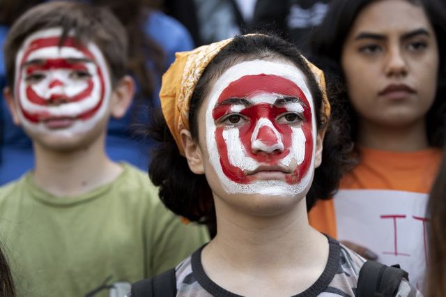 Zoe Peters (14 ans), 14 ans, avec une cible peinte sur son visage, participe au National School Walkout à Los Angeles, en Californie, le 20 avril 2018