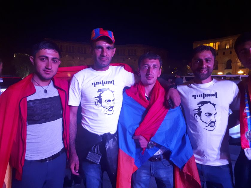 Des partisans de Pachinian hier soir à Erevan. Ils viennent de Russie et sont rentrés en Arménie pour la révolution de velours.