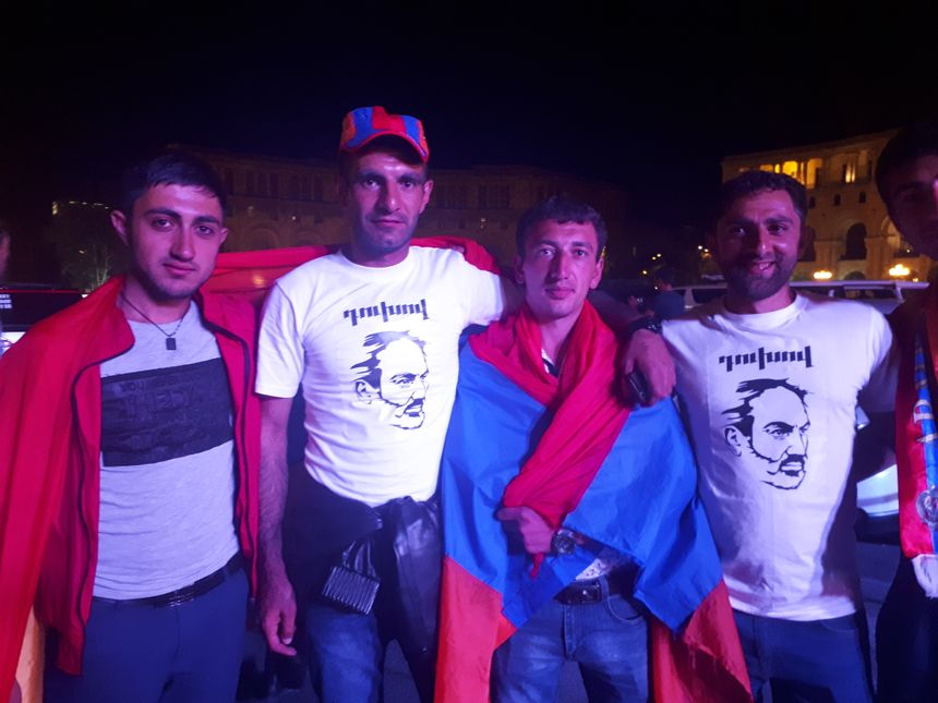 Des partisans de Pachinian hier soir à Erevan. Ils viennent de Russie et sont rentrés en Arménie pour la révolution de velours.