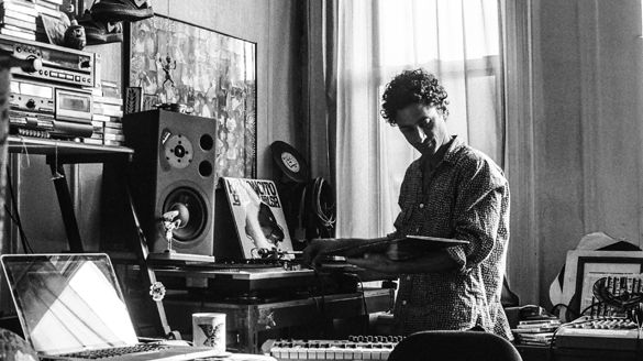 Nickodemus dans son studio à New York en 2018
