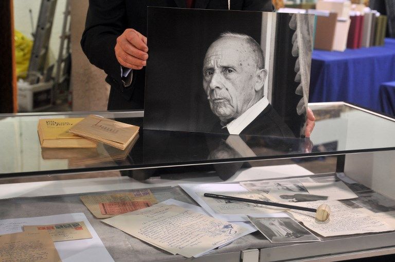 Photo prise le 07 novembre 2008 à l'Hôtel des Ventes Couton et Veyrac à Nantes, d'éléments de la correspondance entre l'écrivain français Julien Gracq (photo) et le peintre belge René Magritte (1898-1967)