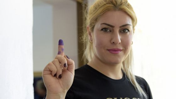 Dans un bureau de vote à Al-Hamdaniya, dans la province de Nineve (capitale : Mossoul) ©AFP - Mazen Mahdi / CrowdSpark