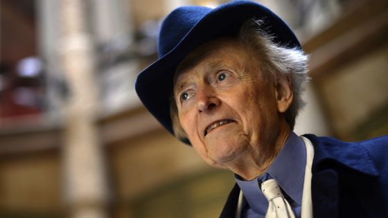 Tom Wolfe à Barcelone en décembre 2013, faisant une infidélité à son icônique costume blanc. ©AFP - Lluis GENE