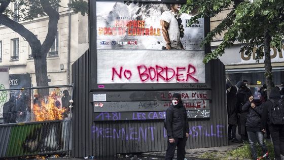 S'en prendre au mobilier urbain, c'est cibler un des symboles de l'organisation spatiale décidée unilatéralement par l'Etat dans la tactique Black Bloc ©AFP - Yann Castanier / Hans Lucas