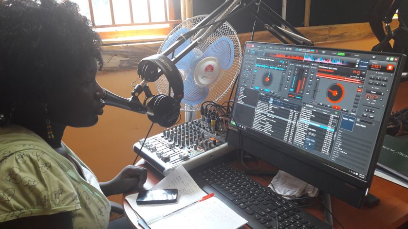 Animatrice de la radio Usalama, créée pour apaiser les tensions entre les communautés locales et les réfugiés