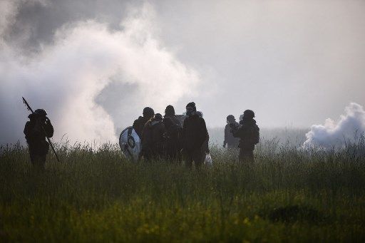 Des occupants de la ZAD, ce matin, à Notre-Dame-des-Landes, où se déroule une nouvelle opération d'expulsion depuis 6h