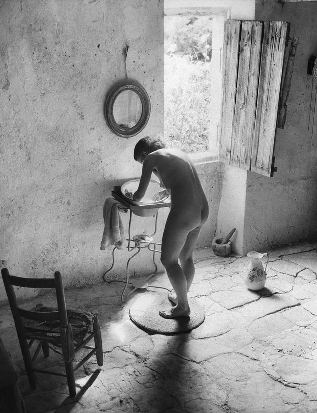 WILLY RONIS Le nu provençal, Gordes, 1949 © Ministère de la Culture - Médiathèque de l'architecture et du patrimoine, dist. RMN-GP, donation Willy Ronis