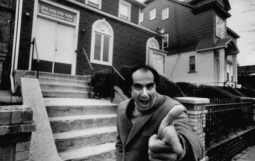 Philip Roth en 1968 devant l'école juive où il a suivi des cours lorsqu'il était enfant.