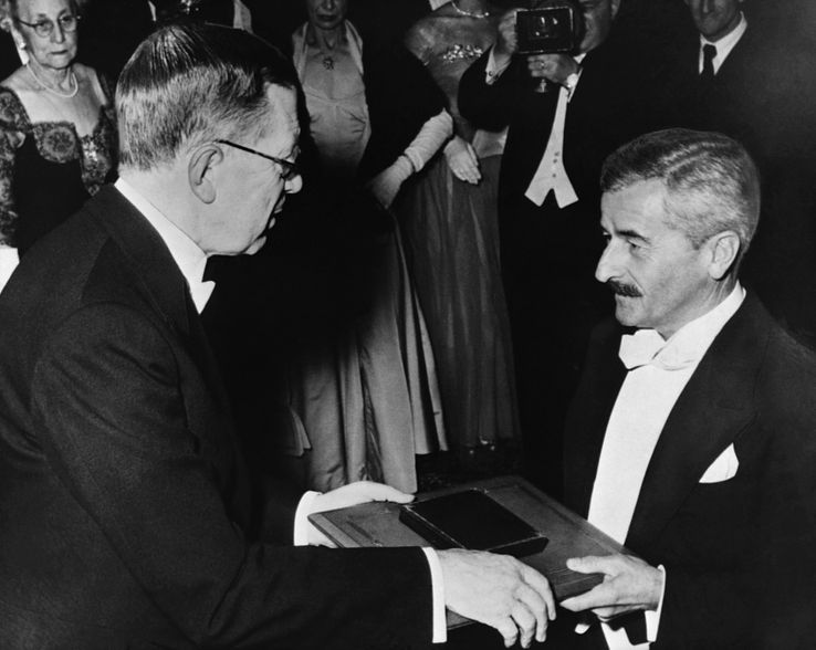 William Faulkner reçoit le prix Nobel de littérature 1949 des mains du roi Gustave VI Adolphe de Suède