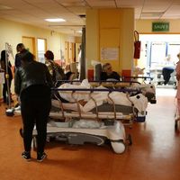 Par manque de places, des patients attendent dans des lits dans le couloir des urgences de l'hôpital de Bastia (30/10/2017)