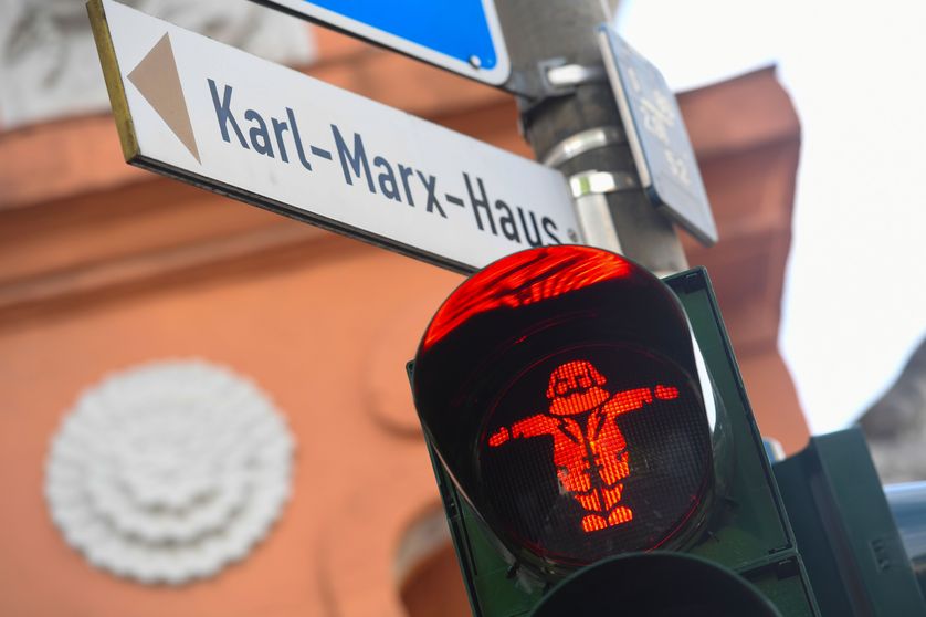Feu rouge controversé à Trêves, dans la ville natale de Karl Marx, en Allemagne, pour célébrer les 200 ans de la naissance du philosophe.