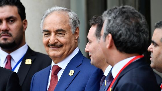Le général Haftar, l'homme fort de l'Est de la Libye, à son arrivée à l'Elysée ©AFP - picturedesk@nurphoto.com