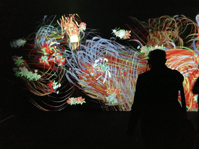 Certaines fleurs ou animaux projetés dans l'oeuvre du collectif TeamLab ont été coloriés par le public