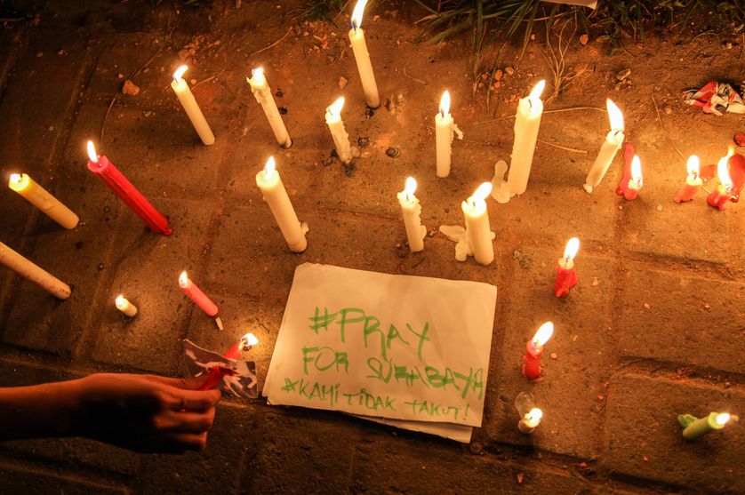 Des bougies en hommage aux victimes d'une série d'attaques à Surabaya