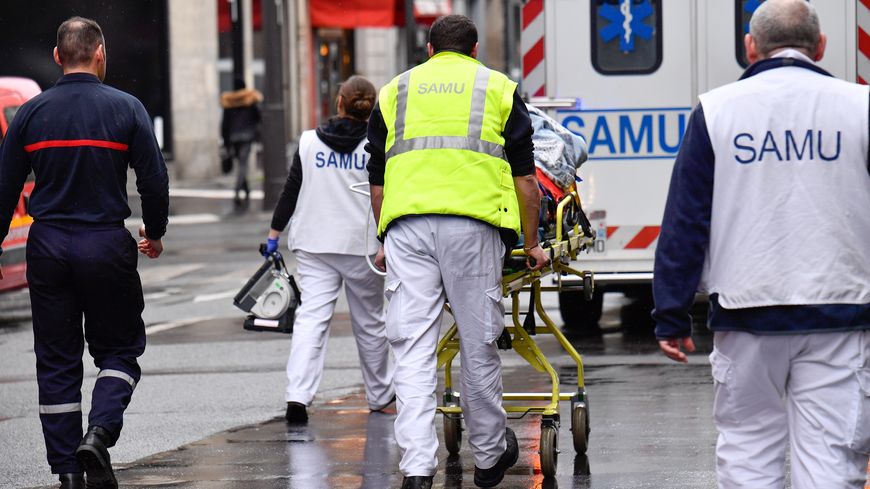Dans les centres opérationnels départementaaux d'incendie et de secours, des professionnels, comme Loïck, aiguillent jour et nuit les missions d'urgence.