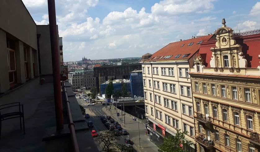 Vue depuis le bâtiment de la radio publique sur la principale rue qu'avaient investie les chars soviétiques