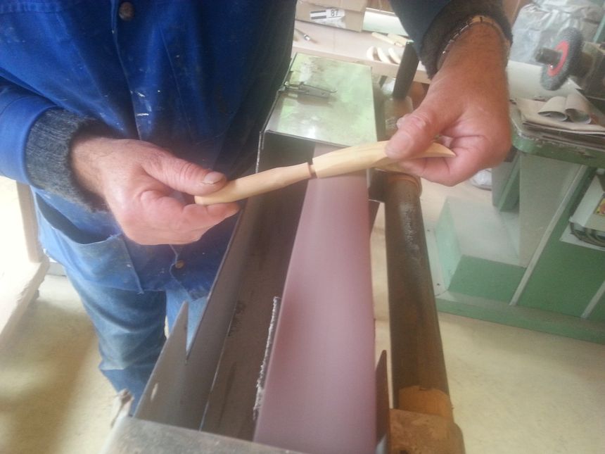 Patrick au ponçage du manche en bois