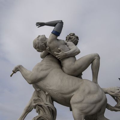 Une prothèse de bras symbolique est attachée à la sculpture Le Centaure Nessus enlevant Dejanire par Laurent Honore Marqueste (action organisée par Handicap International le 6 mars 2018 à Paris)