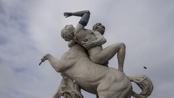 Une prothèse de bras symbolique est attachée à la sculpture Le Centaure Nessus enlevant Dejanire par Laurent Honore Marqueste (action organisée par Handicap International le 6 mars 2018 à Paris) ©AFP - CHRISTOPHE ARCHAMBAULT
