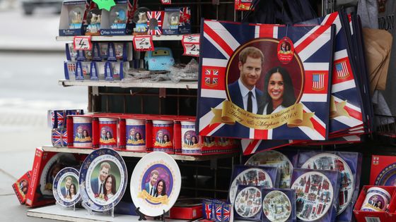 Merchandising autour du mariage princier entre Meghan Markle et le Prince Harry ©AFP - Daniel LEAL-OLIVAS