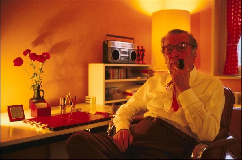 Georges Simenon, dans sa maison en Suisse à Lausanne en 1983