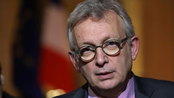 Le secrétaire général du Parti communiste français (PCF), Pierre Laurent, s'adresse à la presse après une rencontre avec le président français à l'Elysée à Paris, le 21 novembre 2017. ©AFP - LUDOVIC MARIN