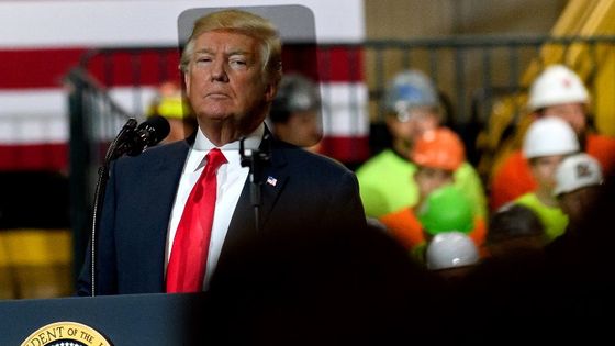 Donald Trump devant des ouvriers métallurgistes de l'Ohio, en mars 2018 ©AFP - JEFF SWENSEN / GETTY IMAGES NORTH AMERICA