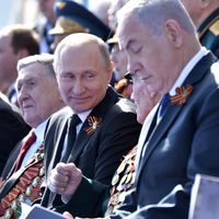 Vladimir Poutine, Commandeur en chef des forces armées russe, ici en compagnie de Benjamin Netanyahou, ce 9 mai 2018, fête la journée de la Victoire sur la place Rouge