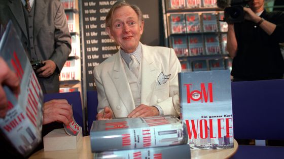 Décès à 88 ans de Tom Wolfe, écrivain et journaliste américain, dont "Le Bûcher des vanités" avait été porté au cinéma par Brian de Palma. Ici, à la Foire du livre de Francfort en 1999 ©AFP - Lenz / DPA