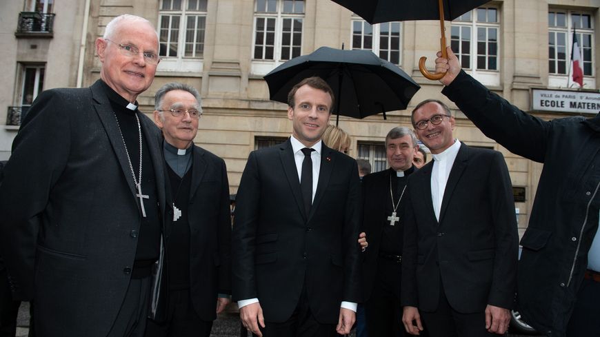 Emmanuel Macron, entouré d'archevêques et d'évêques, le 9 avril 2018.