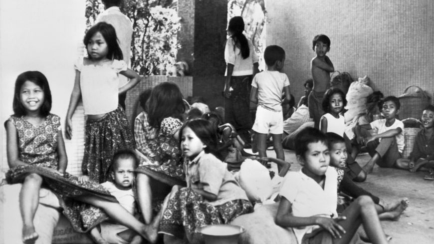 Des enfants cambodgiens sont réfugiés dans la cour de l'ambassade de France pour fuir les Khmers Rouges.