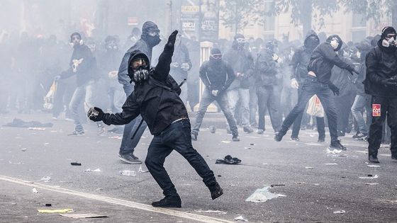 Un black bloc en action boulevard de l'Hôpital à Paris, en marge du cortège syndical du 1er mai ©AFP - YANN CASTANIER / HANS LUCAS