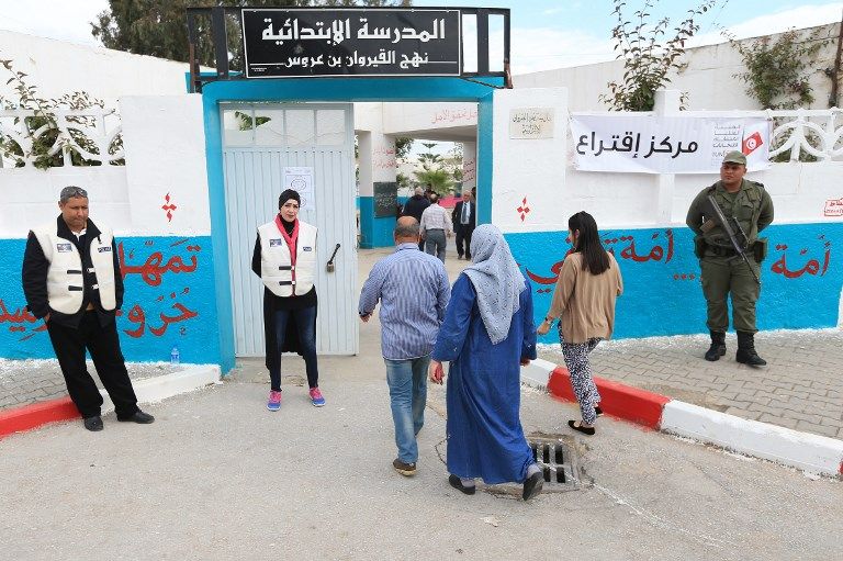 Dispositif anti-attentats renforcé devant tous les bureaux de vote du pays, comme ici à Ben Arous