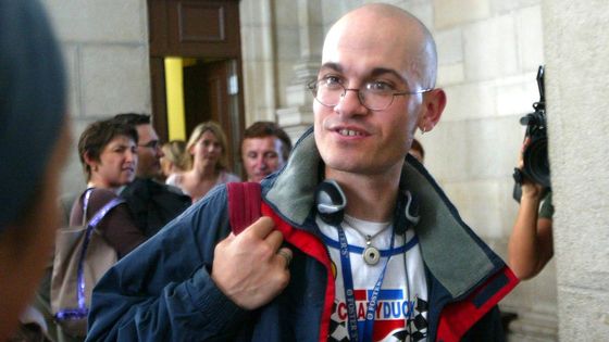 Frédéric Bourdin, 31 ans, un usurpateur multirécidiviste d'identités, répond aux questions des journalistes au palais de justice de Pau, le 15 septembre 2005. ©AFP - Jean-Louis Duzert